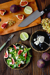 Top view of fig salad with arugula and goat cheese