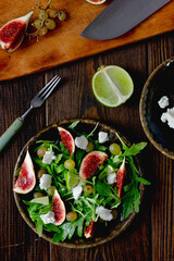 Top view of fig salad with arugula and goat cheese