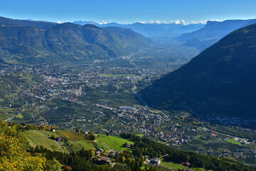 Südtirol bei Meran,  Blick auf Meran, Etschtal, Vinschgau