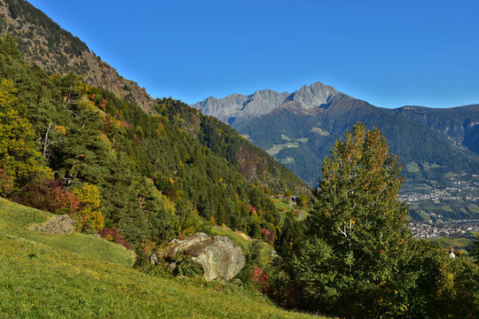 S&uuml;dtirol bei Meran, Blick zu Kleiner und Gro&szlig;er Ifinger, Verdinser Plattenspitze und Plattenspitzen