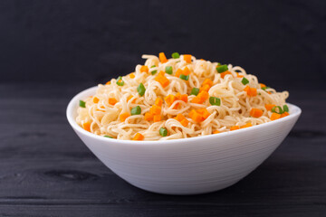 Instant noodles with carrot and green onion