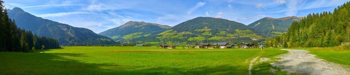 Fototapeta na wymiar Schönes Bergpanorama in den österreichischen Alpen, Salzburger Land, Untersulzbachtal, bei Neukirchen.