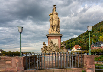 Fototapeta premium Figuren auf der Alten Brücke in Heidelberg