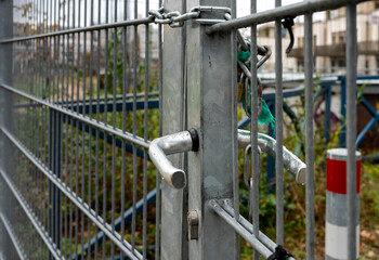 Fototapeta na wymiar Sicherheitskette an einem Zaun