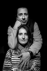 Matrimonio caucásico de mediana edad en blanco y negro