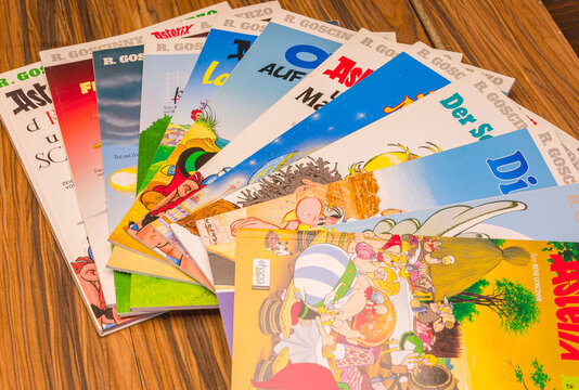 Rastatt, Deutschland - 15. November. 2021 Nahaufnahme Ausgaben deutscher Asterix- und Obelix-Comics-Hefte