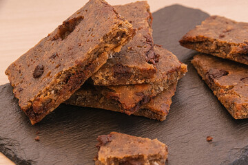 Elaboración de bollería con harina de trigo y harina de quinoa. Pasteles, brownies de chocolate y cookies caseros amazados artesanalmente.