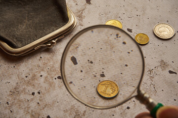 czarna portmonetka na betonie i lupa,polski złoty	