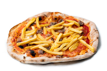 Deliziosa pizza con salsiccia di maiale e patatine fritte 