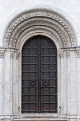 Fototapeta na wymiar Arched church door