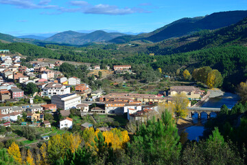 Fototapeta na wymiar autumn of Pinofranqueado in the region of Las Hurdes, Extremadura.