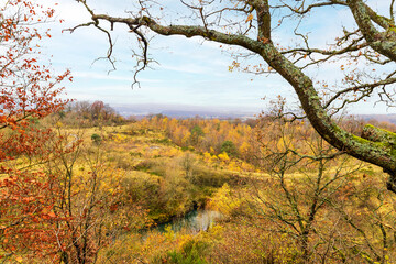Obraz premium Blick vom einem Restgipfel des Hummelsberges über die abgebaute Basaltkuppe in Richtung Rheintal 