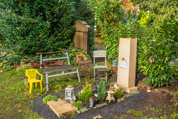 schöne kleine Grabstätte mit Sitzmöglichkeiten © Blende8