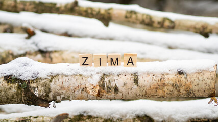 ZIMA - napis z drewnianych kostek.  - obrazy, fototapety, plakaty