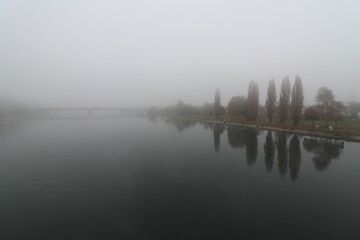 Le fleuve Rhin dans la brume en automne, ville de Strasbourg, département du Bas Rhin, France