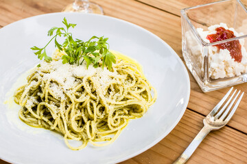 spaghetti with sauce and basil