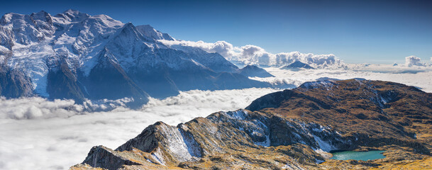 Le Lac du Brévent avec le Massif du Mont-Blanc en arrière plan en France