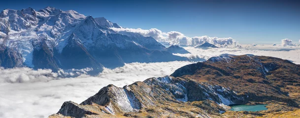 Crédence de cuisine en verre imprimé Mont Blanc Le Lac du Brévent avec le Massif du Mont-Blanc en arrière plan en France