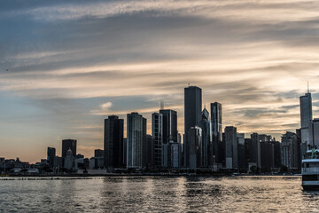Fototapeta na wymiar Sunset over the skyline of Chicago, from Navy Pier