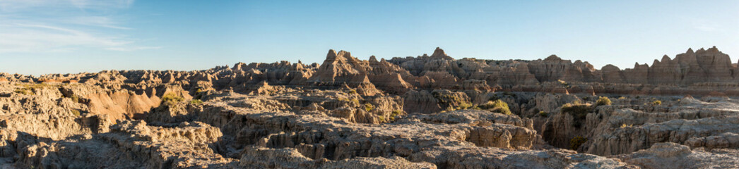Obraz premium Jagged sandstone mountains illuminated from the sun in Badlands National Park