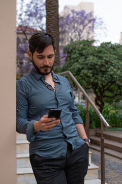 Hombre de negocios hablando por celular