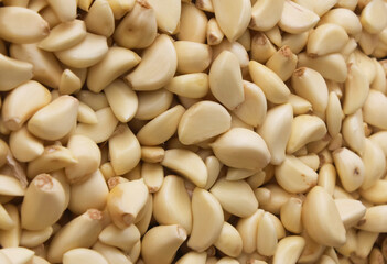 Photo of a pile of peeled garlic sold in traditional markets, suitable for screen savers and backgrounds