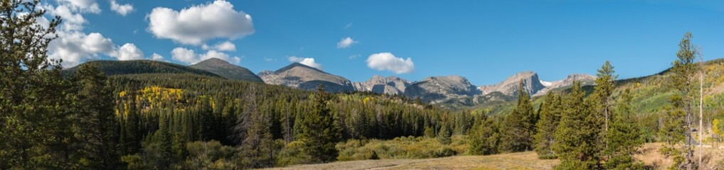 Fototapeta na wymiar View of a mountain in the Rocky Mountains
