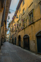 Fototapeta na wymiar Bergamo old town street