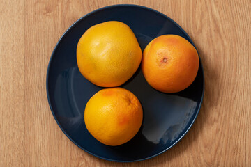 The grapefruit of the genus Citrus, cultivated for its fruit, is a hybrid, probably produced spontaneously between the pampelmuse and the sweet orange in the plantations of the Caribbean Sea