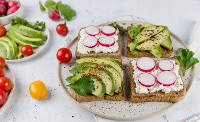 Fototapeta na wymiar avocado toast with fresh vegetables 