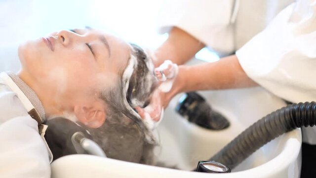 ヘアサロンでケアをする女性