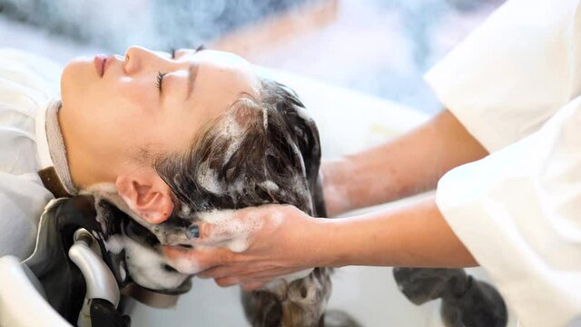 ヘアサロンでケアをする女性