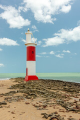 Obraz premium Farol em ponta de praia sinalizando embarcações