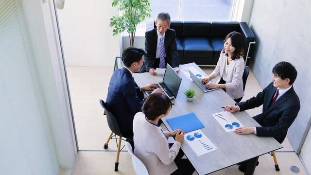オフィスで働くビジネスパーソン