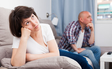 Obraz premium Sad family having difficulties in the living room at home. High quality photo