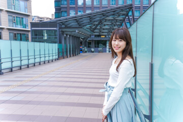 都会を歩くビジネスウーマン