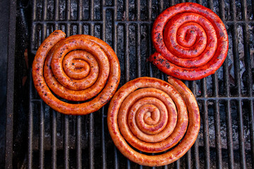 Tres longanizas en el asador 