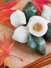 한국 전통음식 송편과 단풍잎, 떡
