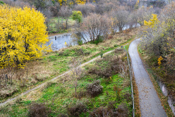 Obraz premium recreation trails near a river in the fall