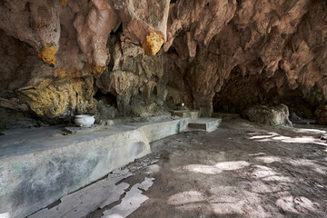 沖縄中部うるま市藪地島にある洞窟にある祭壇