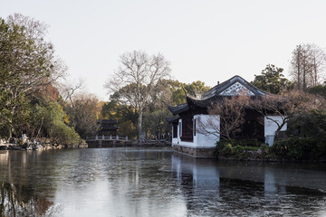 Obraz premium Frozen lake and oriental pavilion in a park in China in late autumn