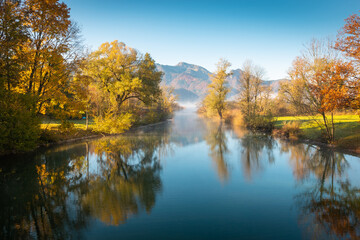 Fluss Loisach am Kochelsee in den Alpen im Herbst