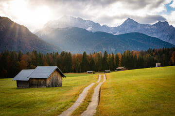 Fototapeta na wymiar Die Sonne scheint über dem Karwendel in Bayern