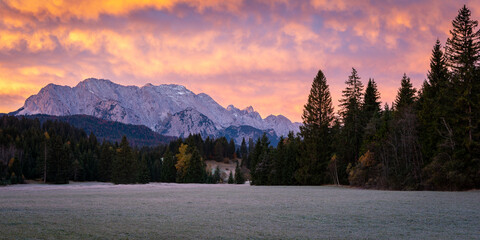 Berge und Wald am Morgen im Sonnenaufgang - Wettersteingebirge