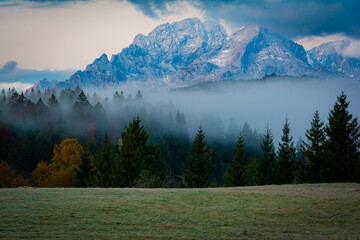Berge im Wettersteingebirge mit Nebel und Wald