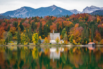 Klösterl und Berge am Walchensee mit Wald im Herbst