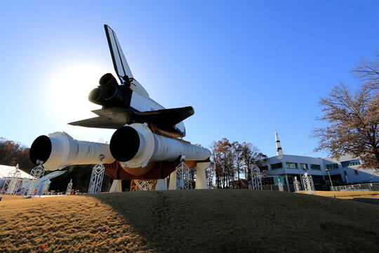 Space Shuttle Orbiter test simulator Pathfinder sits atop the Main Propulsion Test Article External Tank (MPTA-ET) at the US Rocket and Space Center