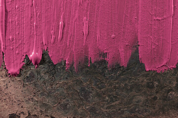 Rozmazana, różowa farba na abstrakcyjnym, surowym tle.              Smudged pink paint on an...