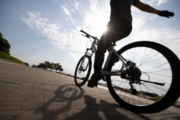 Riding bike without holding the handlebar on the sunrise coast path