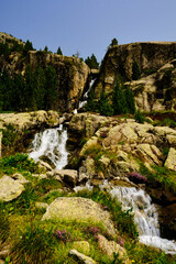 Obraz premium Cascade of water that falls with force to renew energy.
